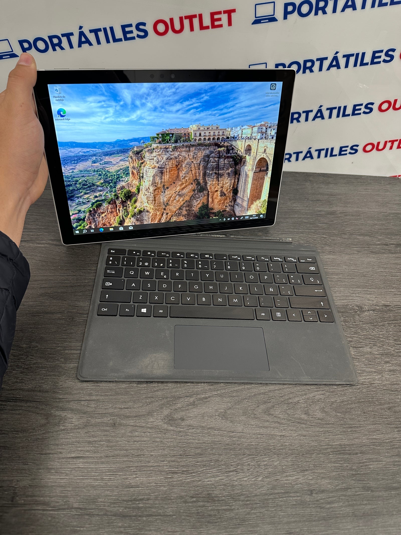 Microsoft Surface Pro 6 Core i5 i5-8350U 1.7GHz (Total: 4 cores) 16GB 256GB SSD