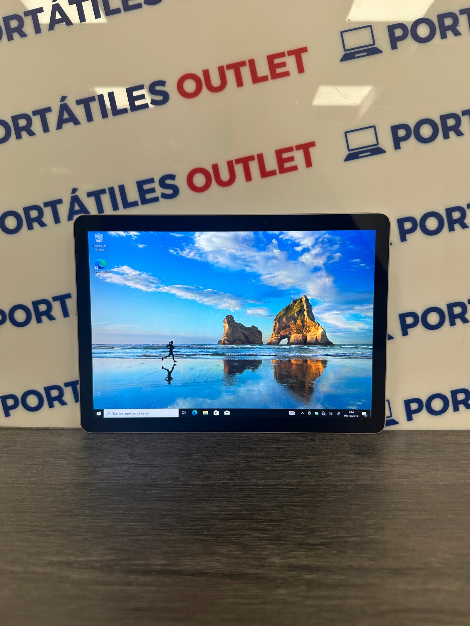 Microsoft Surface GO 2 Core M3 M3-8100Y 1.1GHz (Total: 2 cores) 8GB 128GB SSD